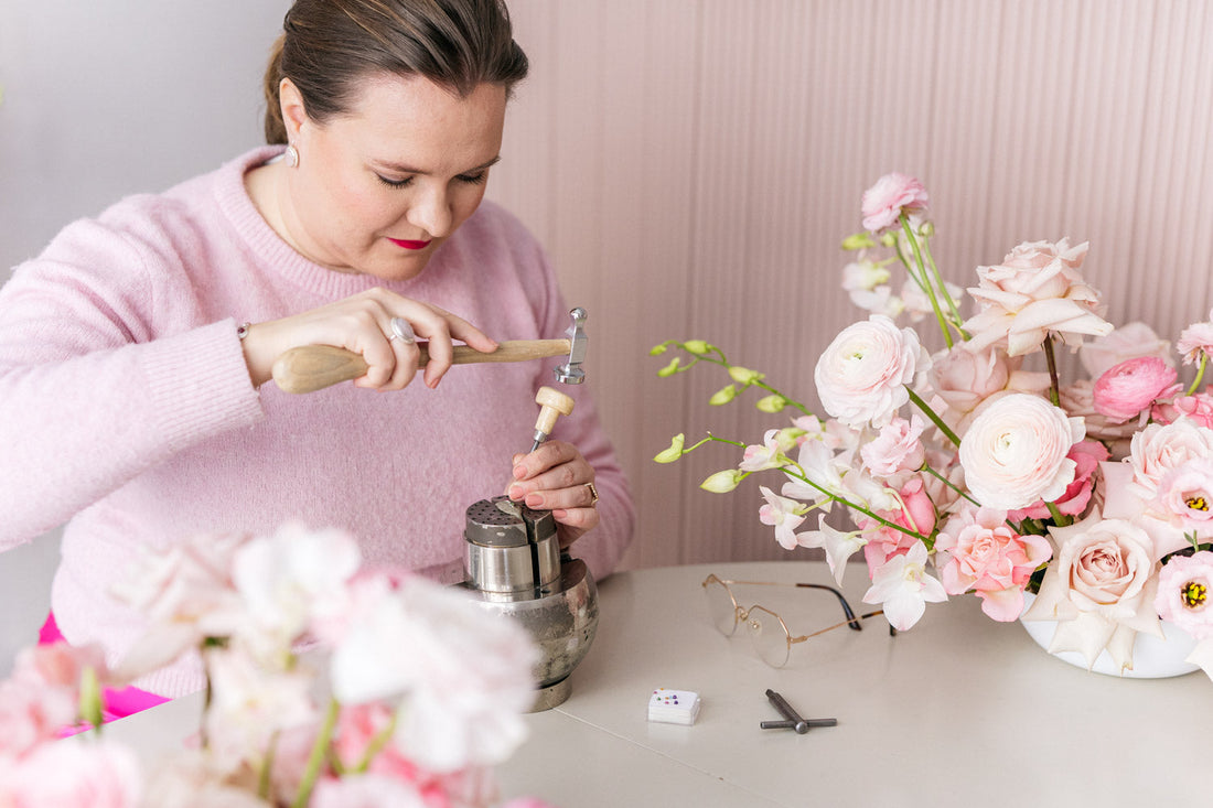 Rakkautta käsin tehden: Kultasepän uniikkien sormusten lumoava tarina