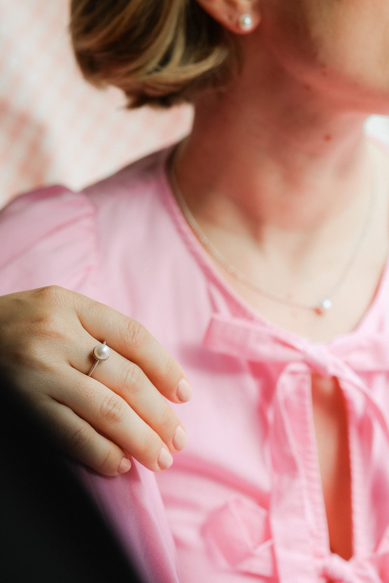 Decade hopeinen helmisormus