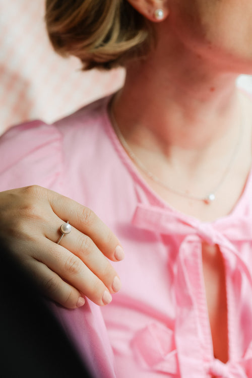 Decade hopeinen helmisormus