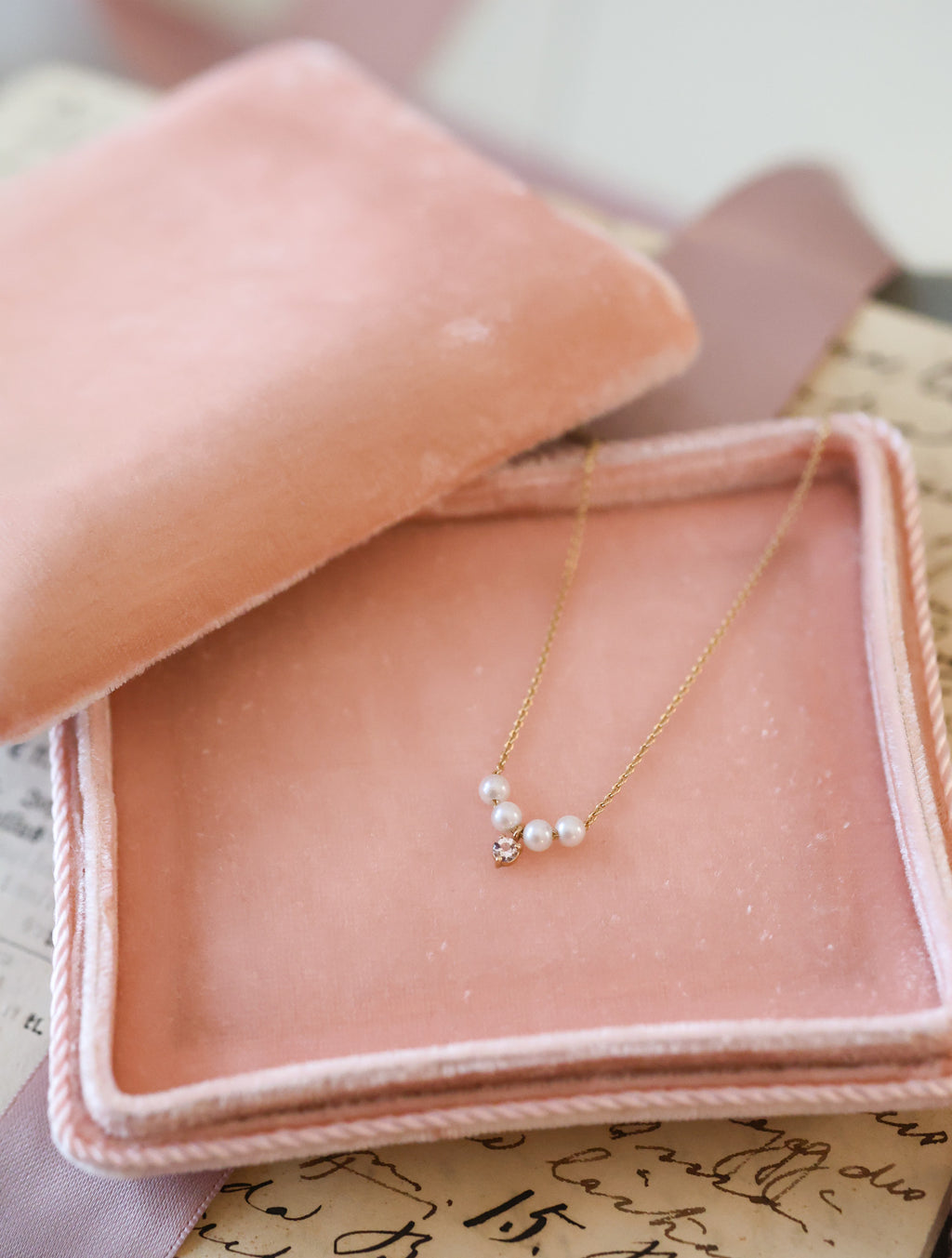 Decade kultainen helmikaulakoru