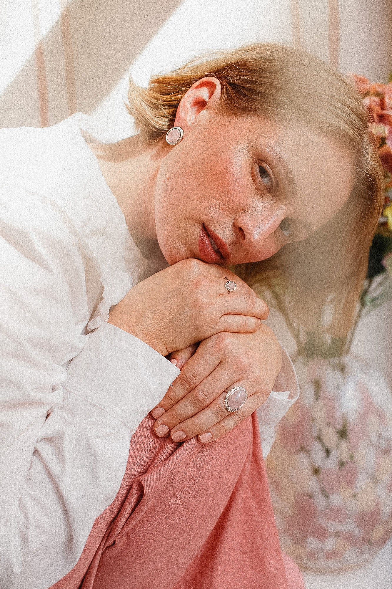 Mystic Garden ruusukvartsi nappikorvakorut