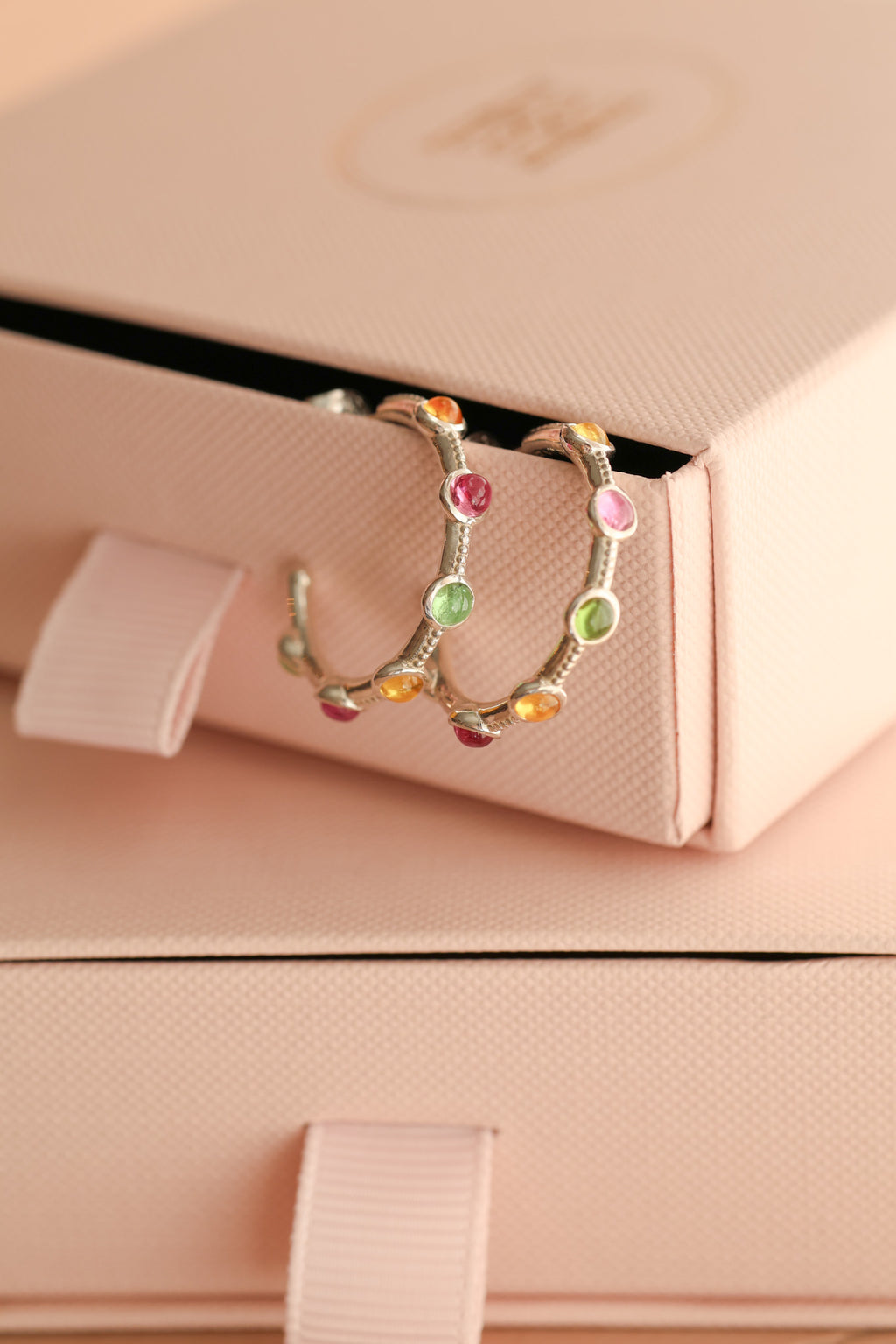 Petite värikkäät rengaskorvakorut