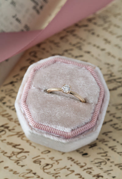 Petite Solitaire kultainen timanttisormus sirolla rungolla