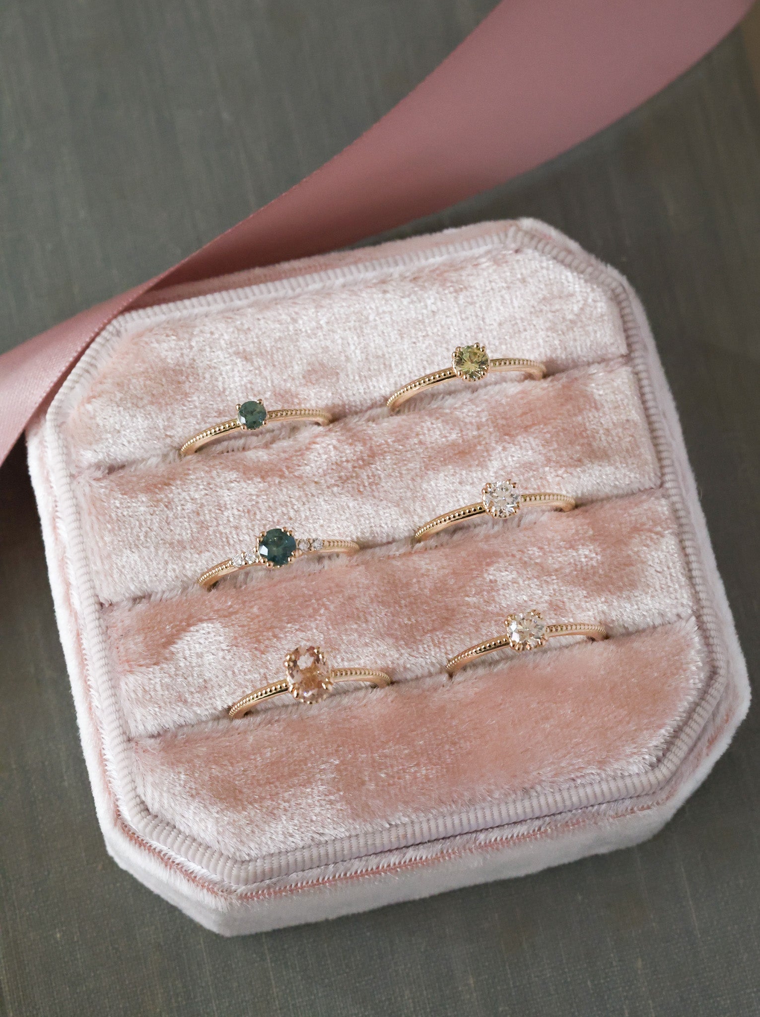 Petite Solitaire kultasormus värillisellä jalokivellä