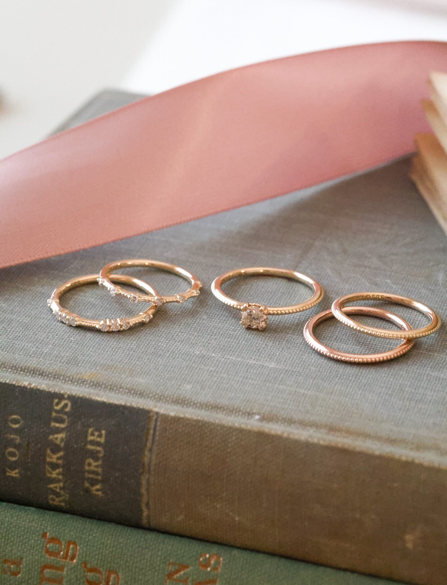 Petite kihlasormukset keltakultainen