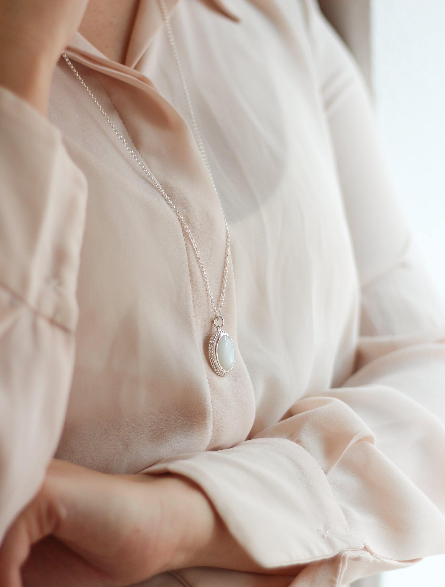 Mystic Garden kuukivi kaulakoru