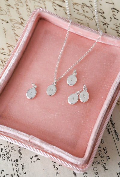 Nimikirjain kaulakoru hopea