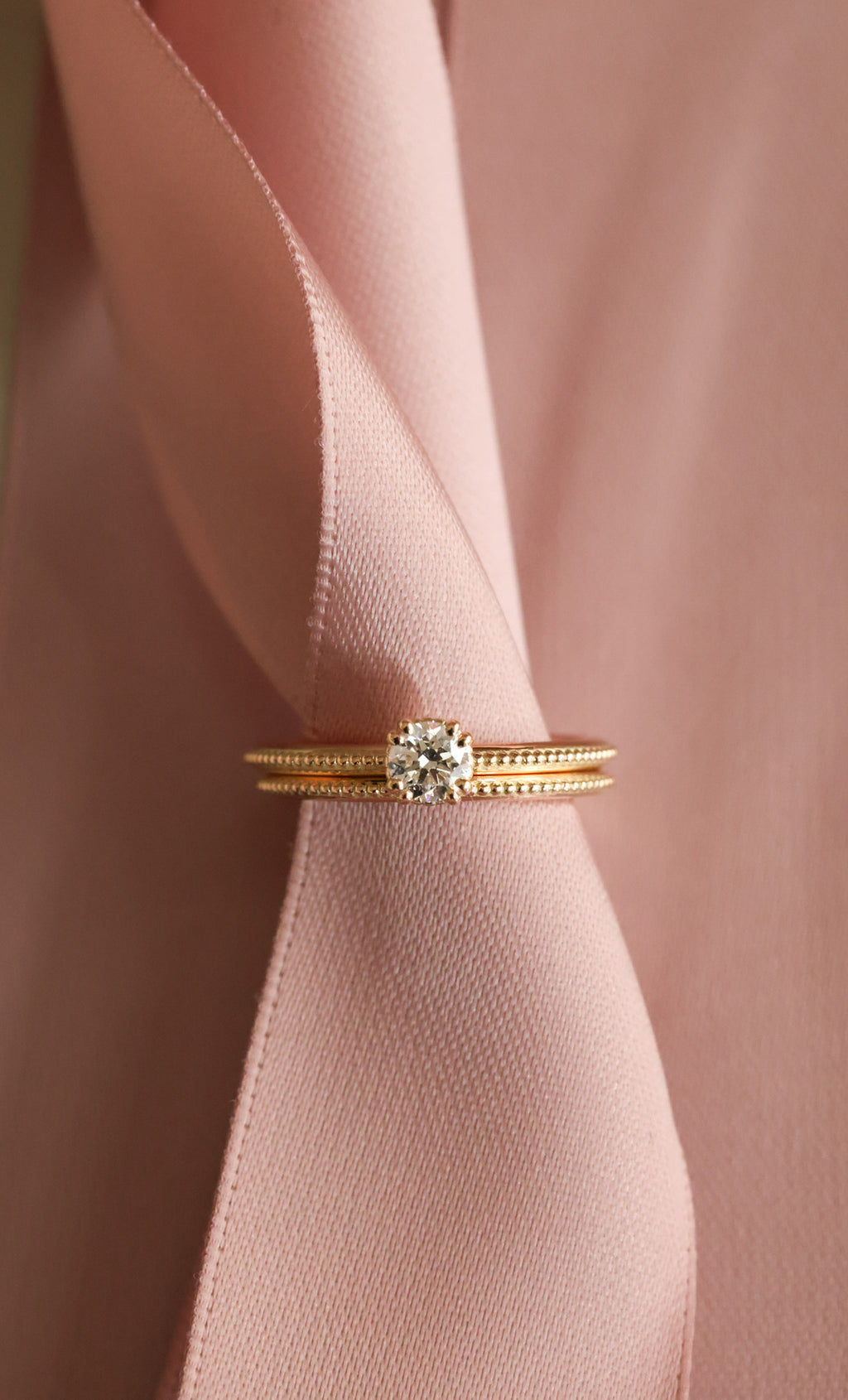 Petite Solitaire timanttisormus yhdistettynä Petite-malliston sormuksiin