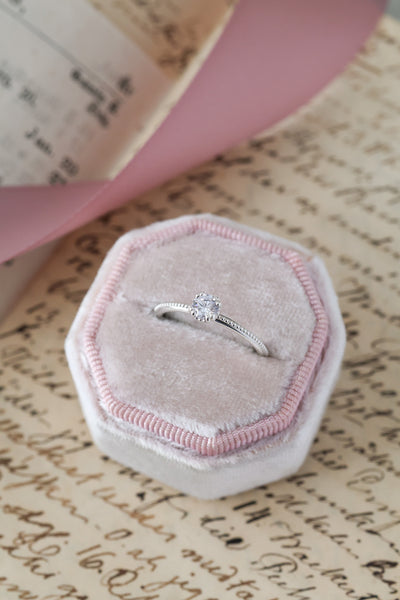 Petite Solitaire valkokultainen timanttisormus sirolla rungolla