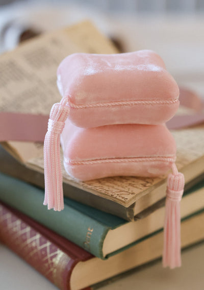 Vaaleanpunainen samettinen sormusrasia