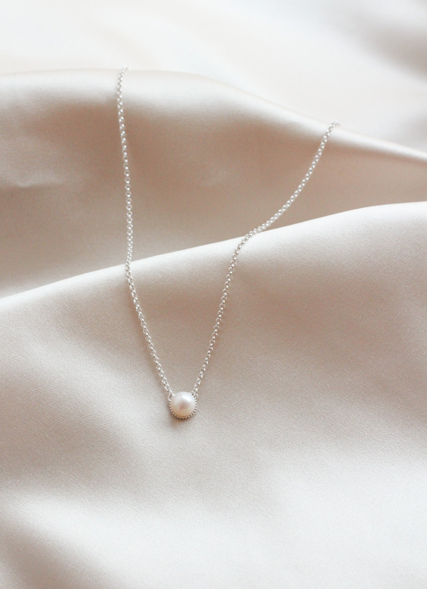 Decade helmikaulakoru hopea