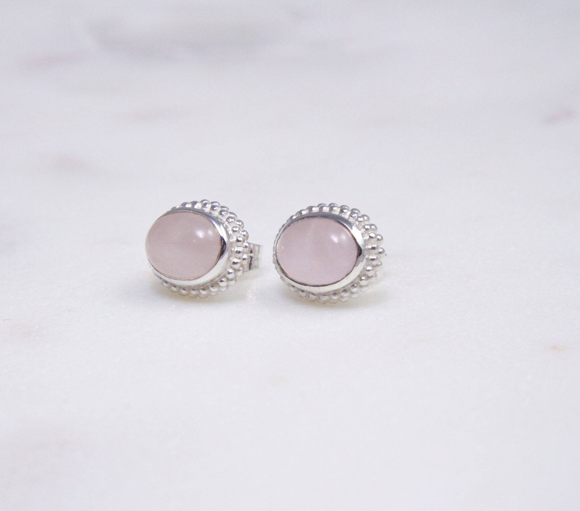 Mystic Garden ruusukvartsi nappikorvakorut