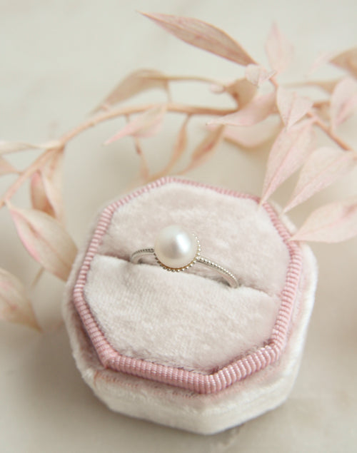 Decade hopeinen helmisormus