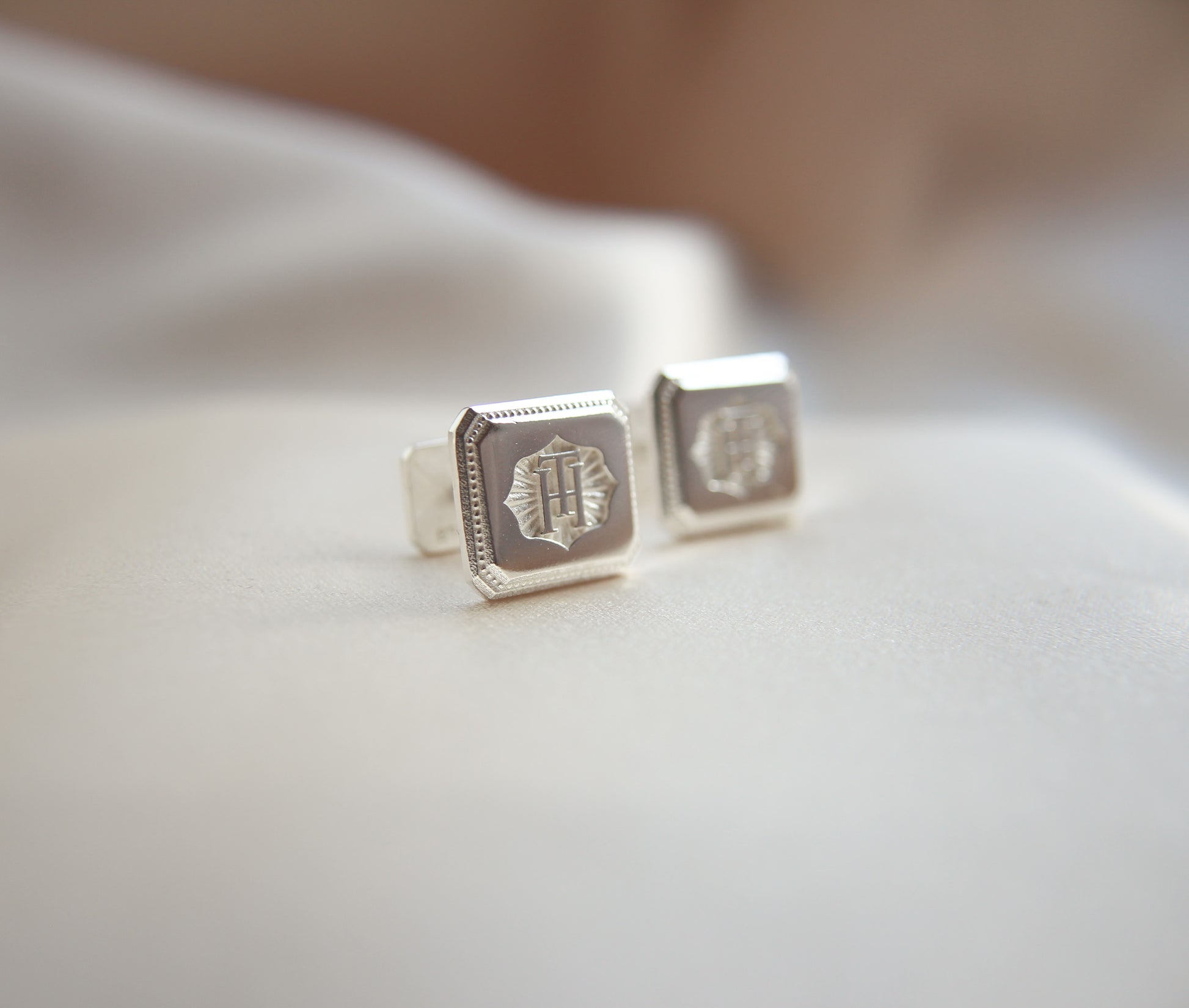 Initials kalvosinnapit nimikirjaimilla