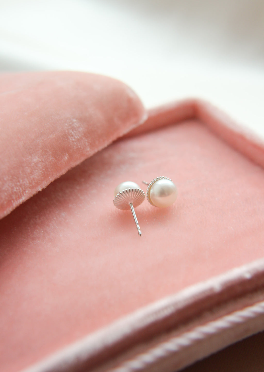 Decade hopeiset helmi nappikorvakorut