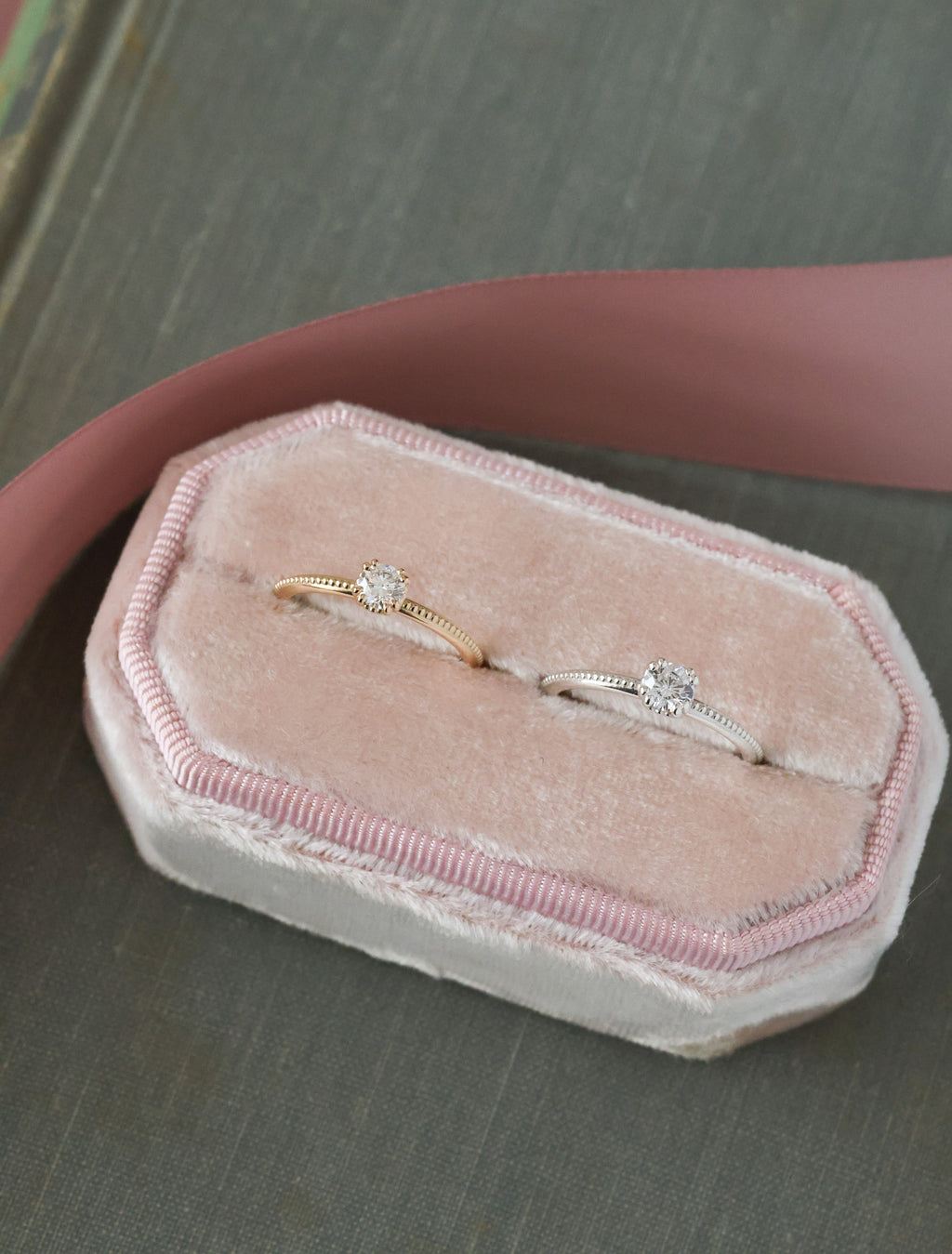 Petite Solitaire solitaire-kihlasormus valkokultaa