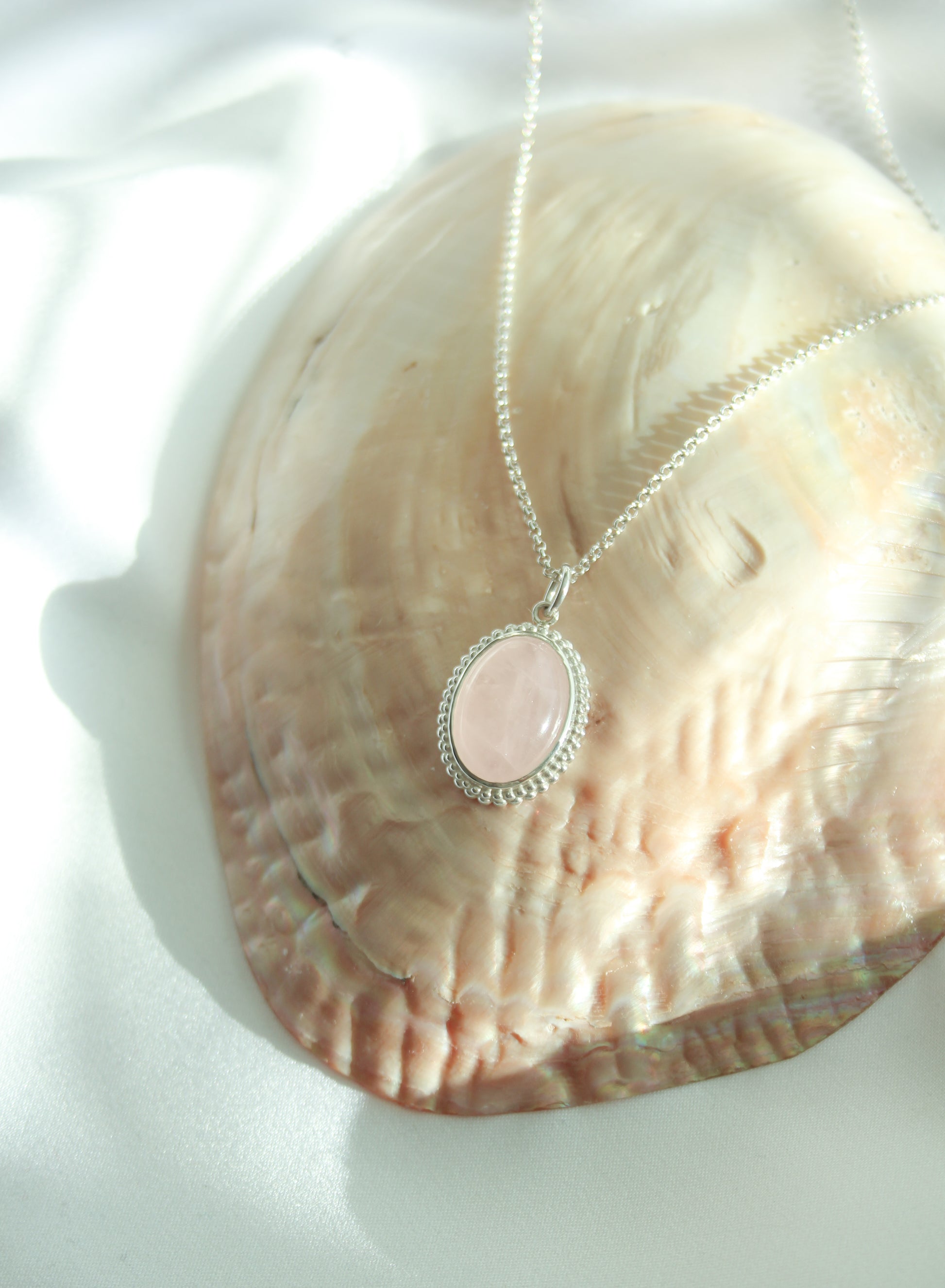 Mystic Garden ruusukvartsi kaulakoru